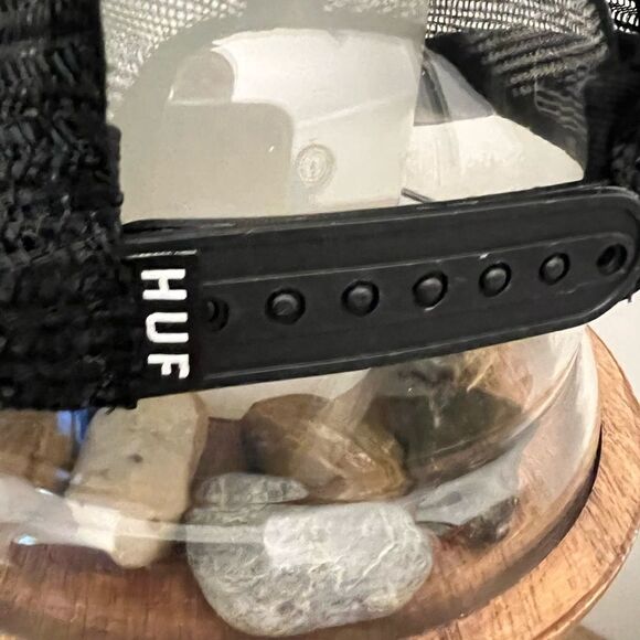 Huf customized well loved men’s trucker SnapBack hat. - Picture 4 of 9